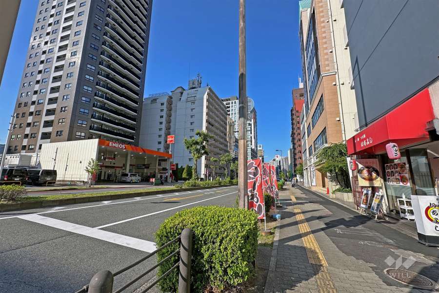 敷地北側の前面道路（西側から）は土佐堀通です。