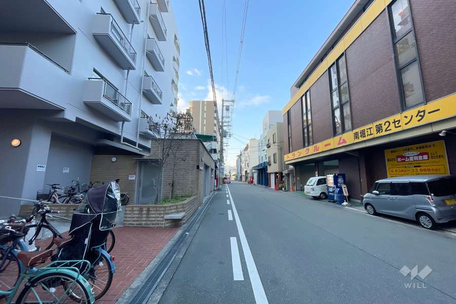 敷地西側の前面道路（北側から）