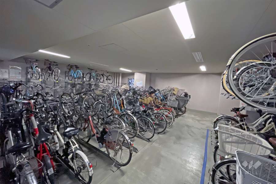 屋内に設けられた駐輪場