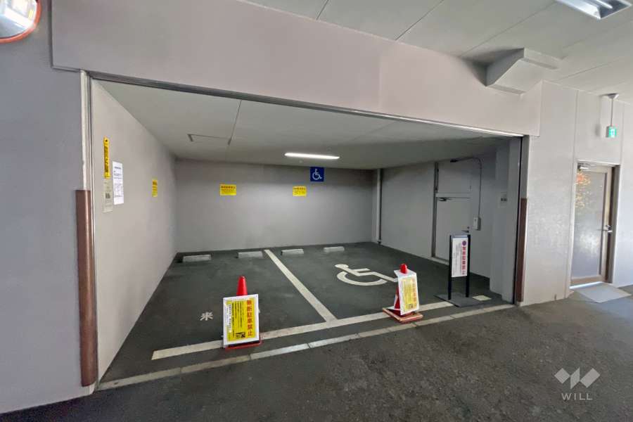 来客用駐車場・身障者用駐車場