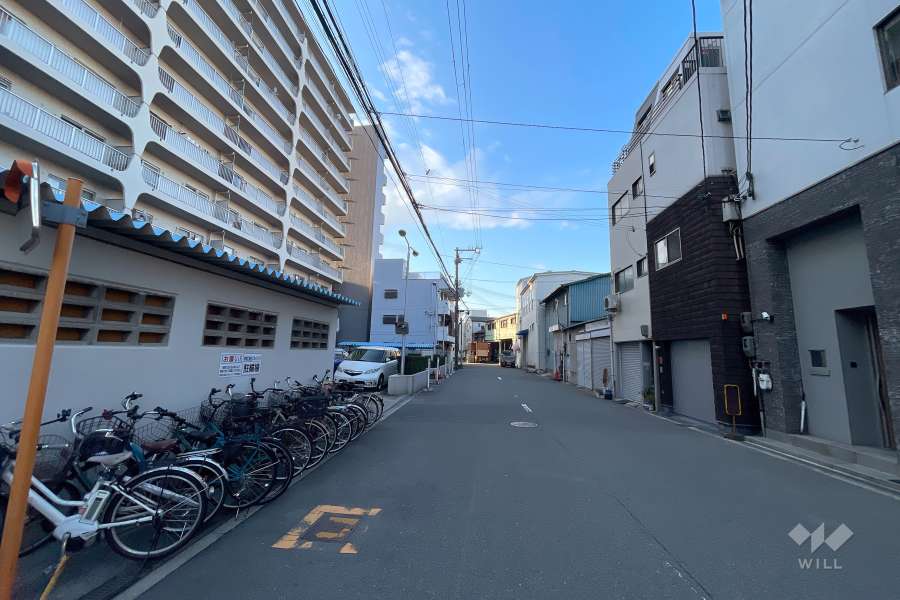 敷地北西側の前面道路（北東側から）