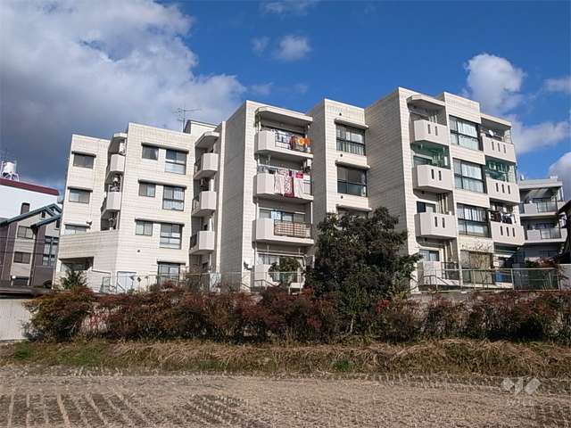 南海グリーンコーポ箕面の外観（南西側から）　外壁は高級感のあるタイル張りです。