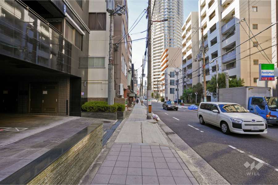 敷地北東側の前面道路（南東側から）