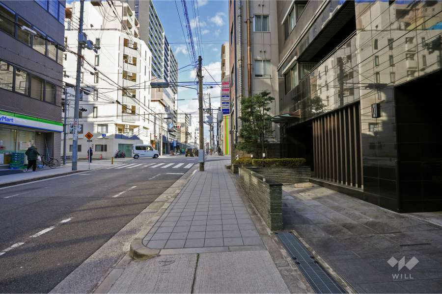 敷地北東側の前面道路（北西側から）