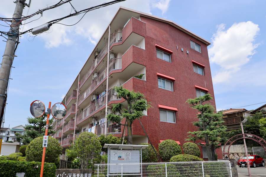 メゾン箕面青松園前1番館の外観（南東側から）