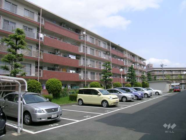 一部タイル貼りの1番館の外観