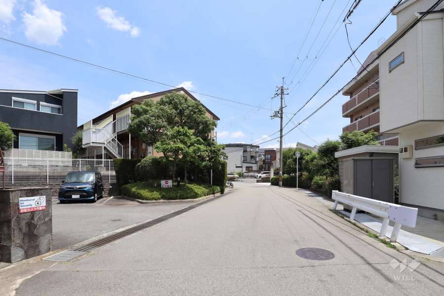 敷地東側の前面道路（南側から）