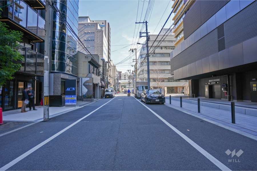 敷地北側の前面道路（西側から）