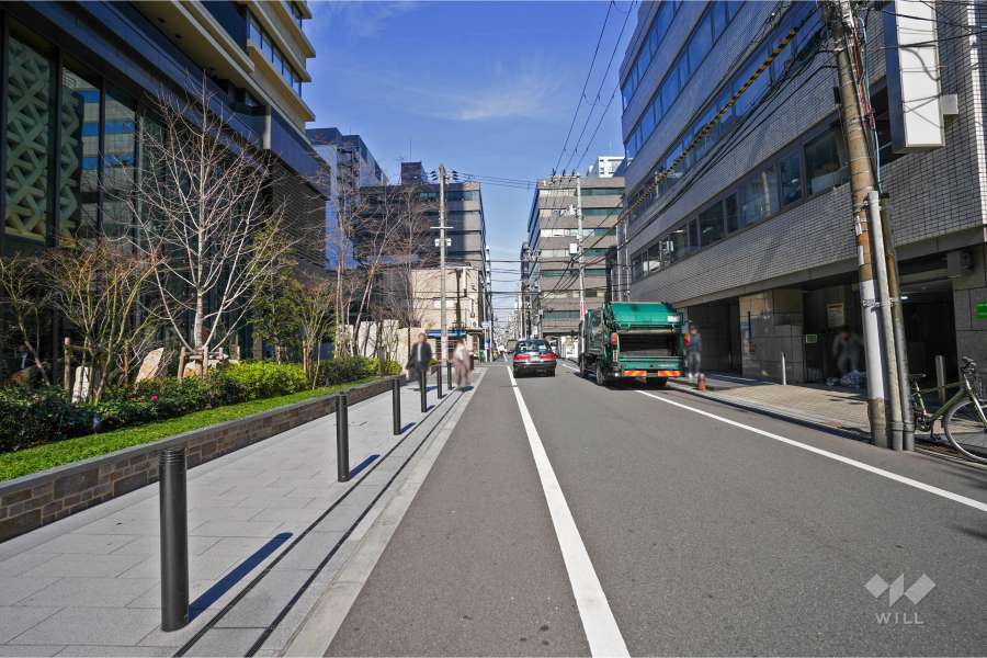 敷地東側の前面道路（南側から）