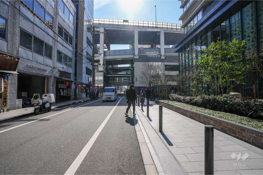 敷地東側の前面道路（北側から）