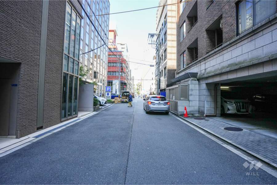 敷地北西側の前面道路（南西側から）