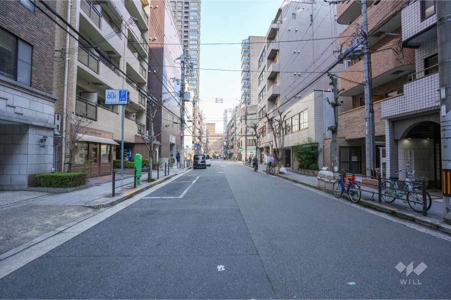 敷地南西側の前面道路（北西側から）
