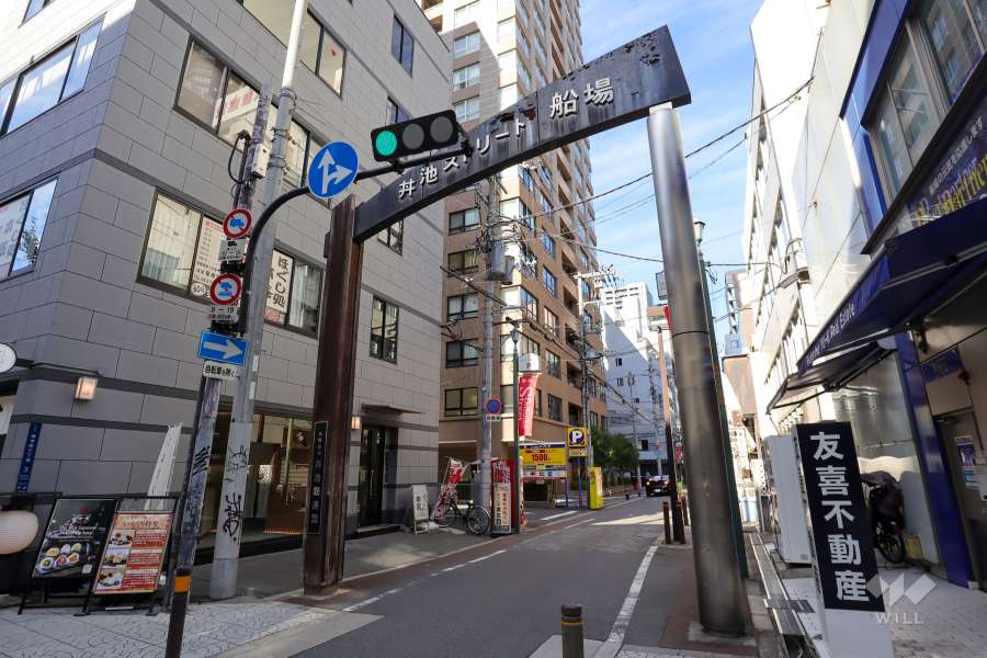 敷地東側の前面道路※通称「丼池（とぶいけ）筋」です。