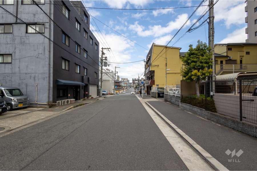 敷地北西側の前面道路（南西側から）