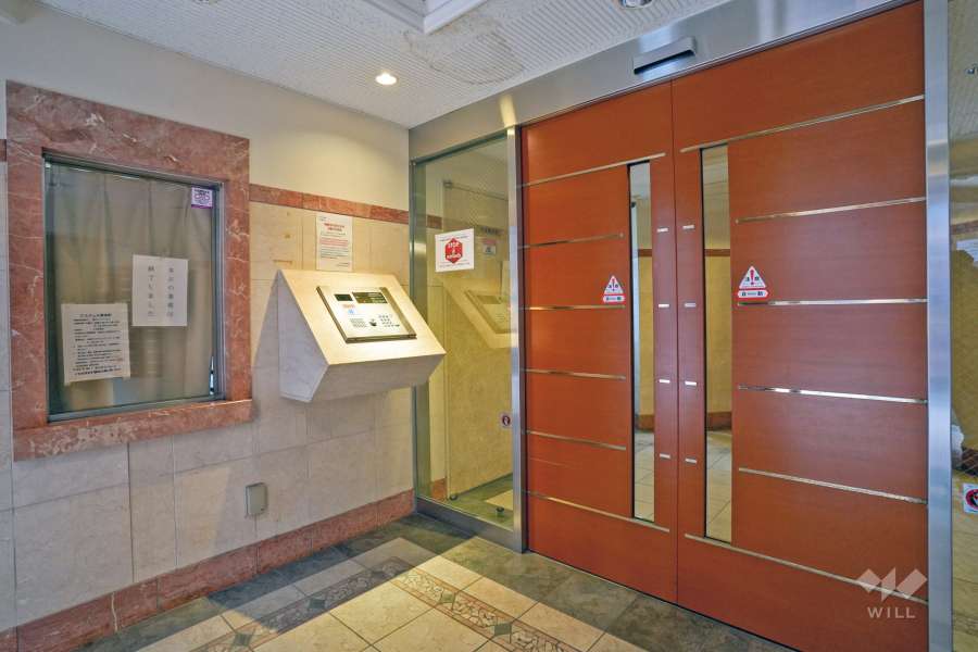 エントランスはオートロック付きです。