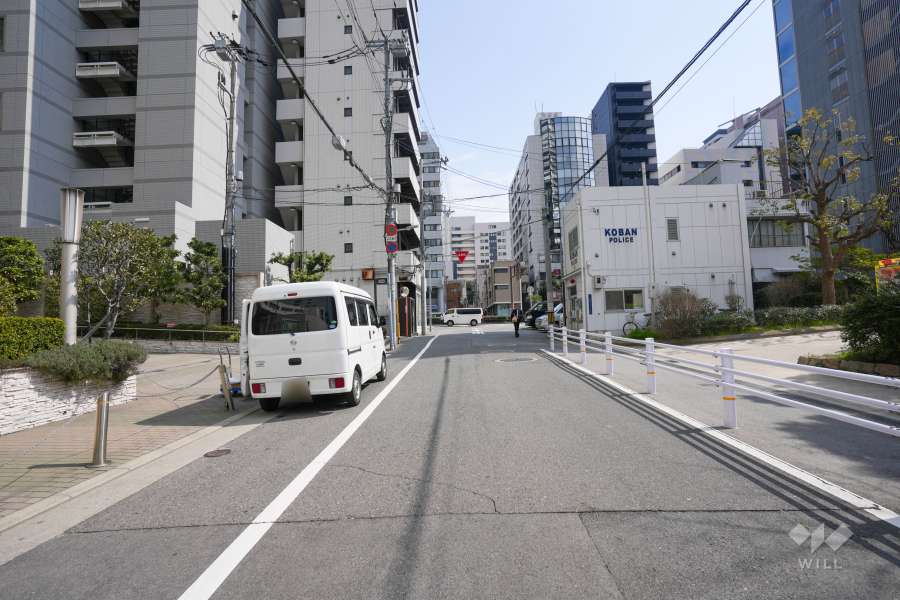 敷地南側の前面道路（西側から）