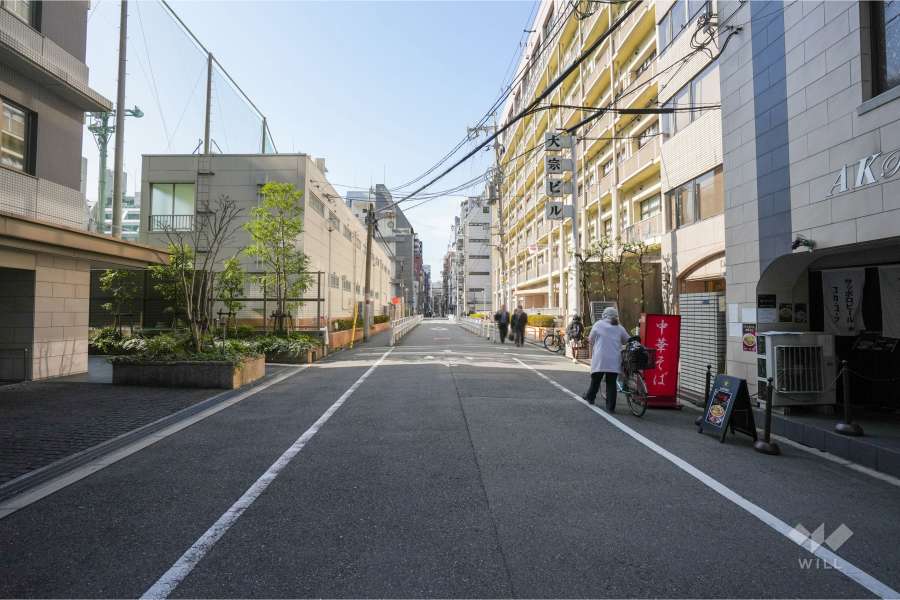 敷地北側の前面道路（東側から）