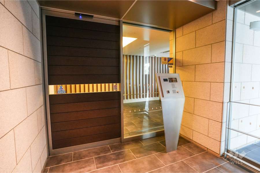 エントランスはオートロック付きです。