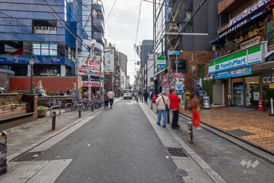 敷地東側の前面道路（北側から）