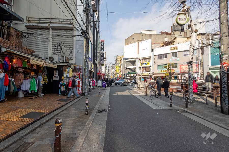 敷地東側の前面道路（南側から）