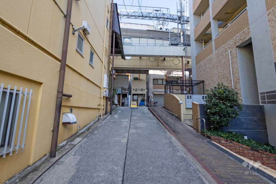 敷地西側の前面道路　