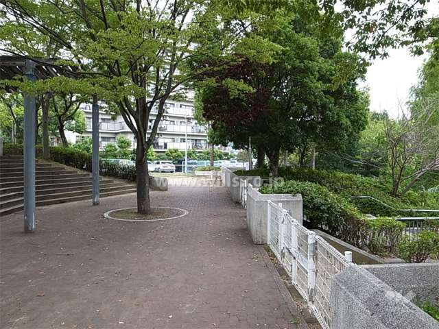 敷地の『粟生南公園』に面しています。