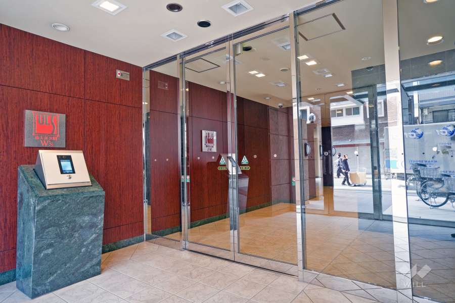 エントランスはオートロック付きです。