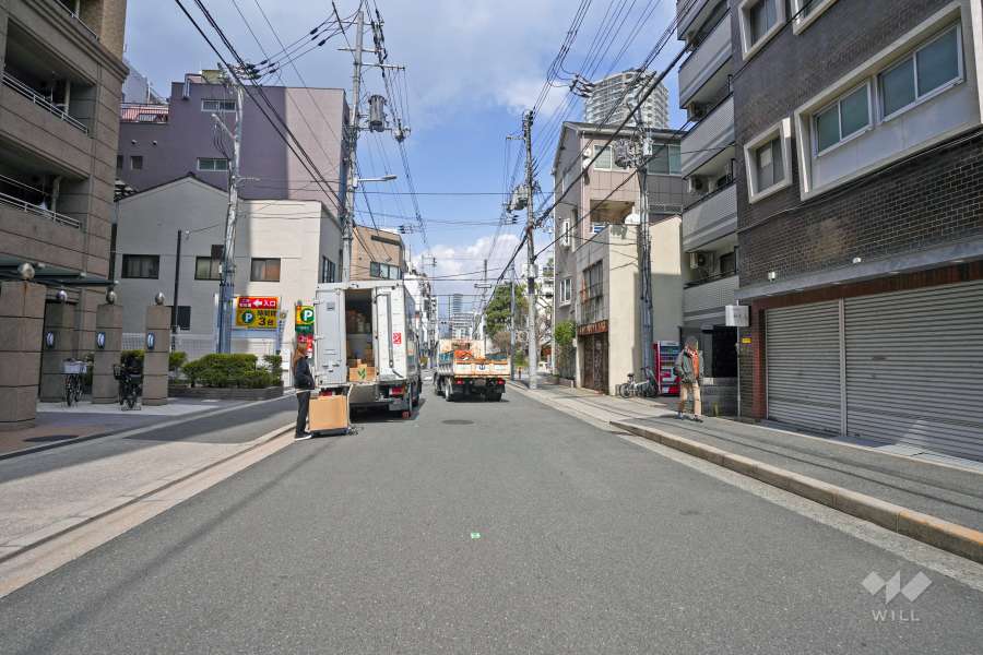 敷地の東側前面道路（南側から）