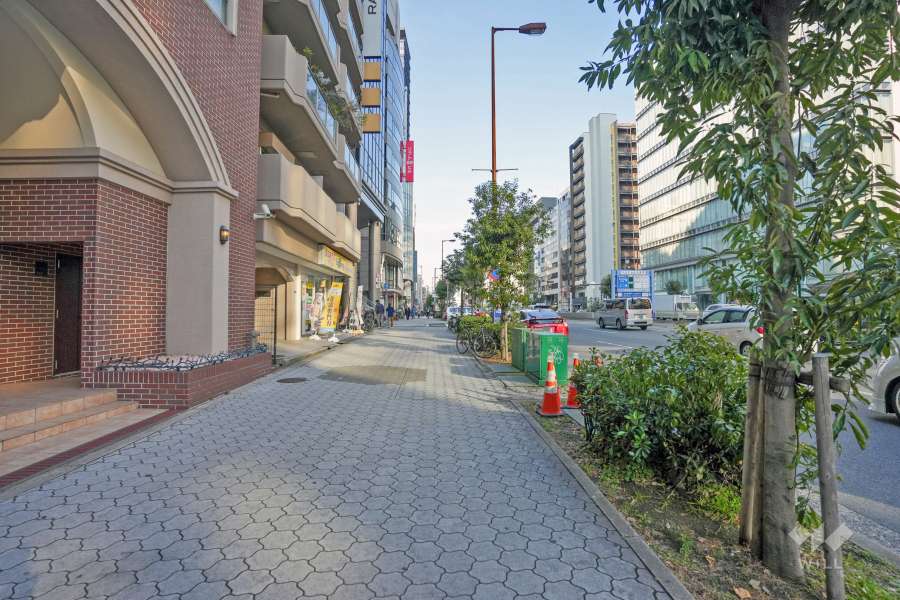 敷地の東側前面道路は谷町筋です（南側から）。