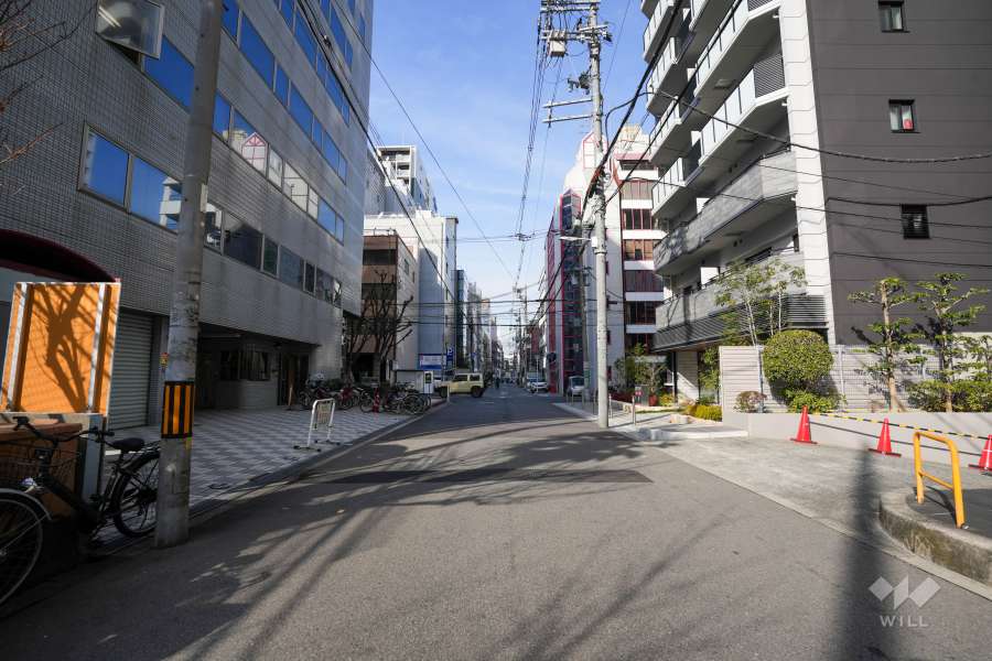 敷地西側の前面道路（南側から）