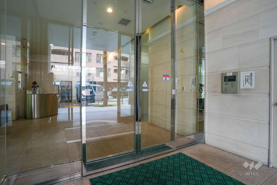 エントランスはオートロック付きです。