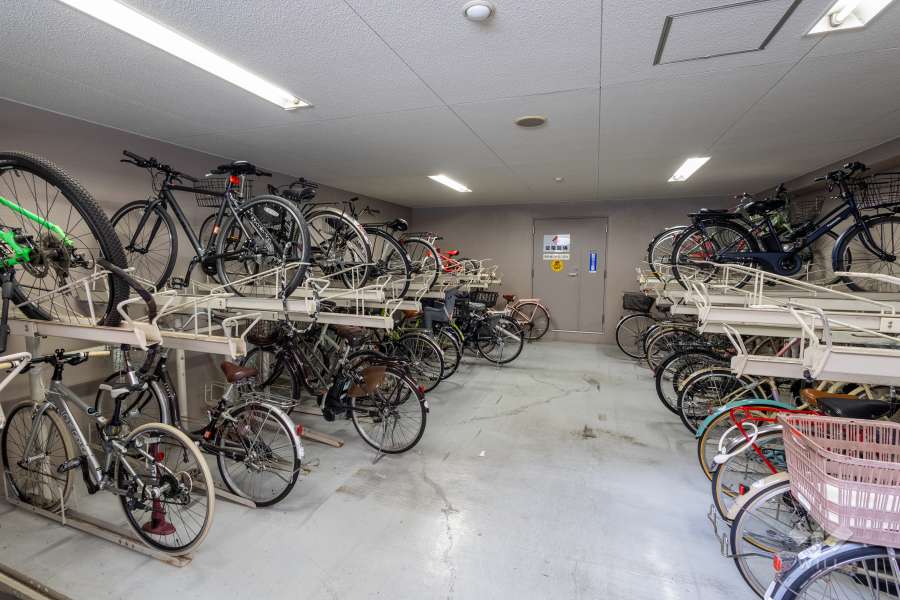 屋内に設けられた駐輪場