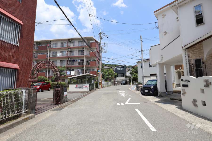 敷地東側の前面道路（南側から）