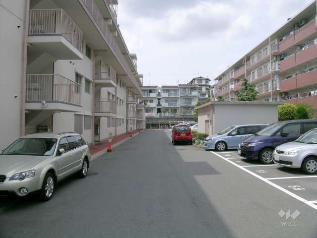 敷地内の駐車場（建物はスキップフロアです）