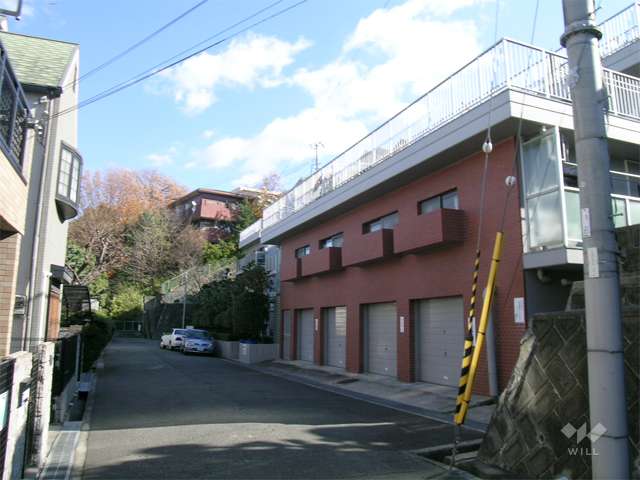 敷地北側の道路と駐車場