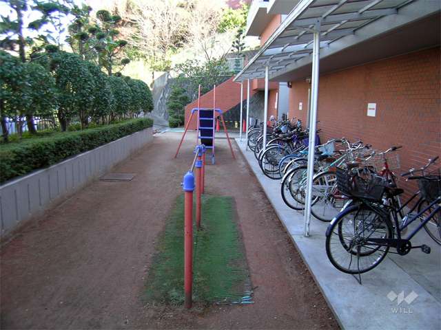 エントランス横にある公園と駐輪場