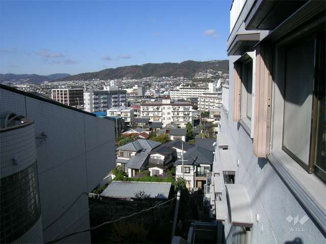 敷地西側からの眺め（池田の五月山や箕面の山々を見渡せます）