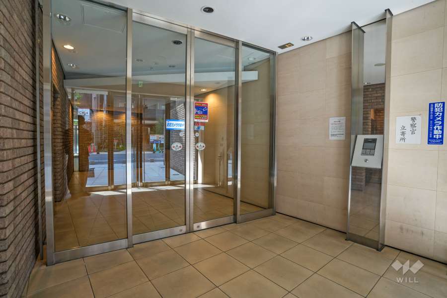 エントランスはオートロック付きです。