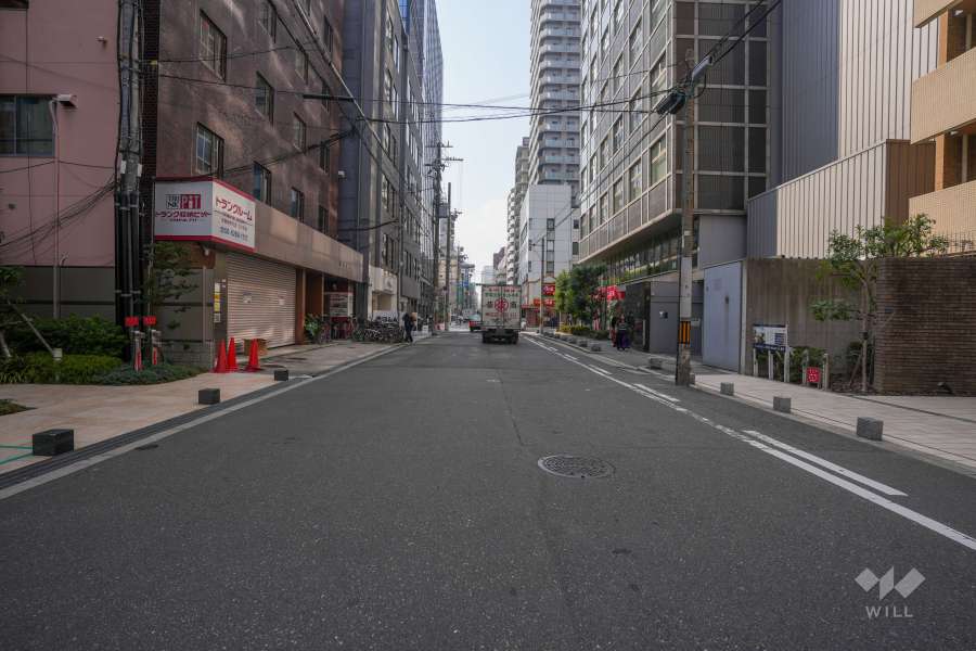 敷地南側の前面道路（東側から）