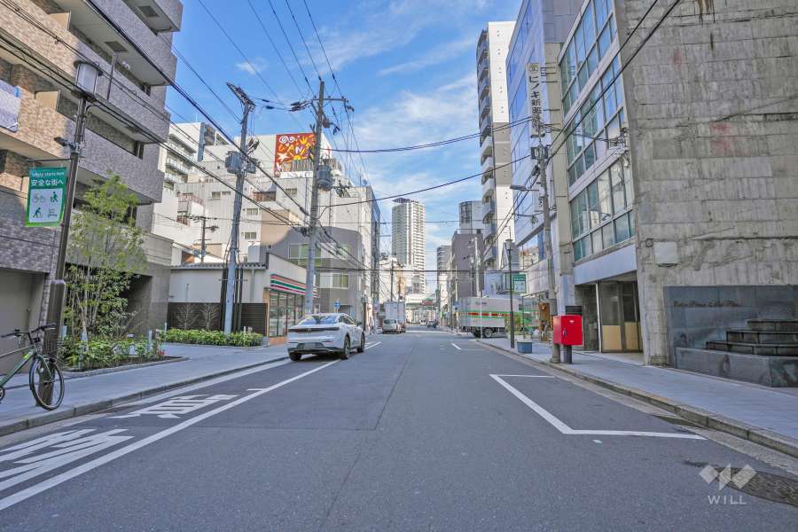 敷地の北側前面道路は南久宝寺町通です（西側から）。