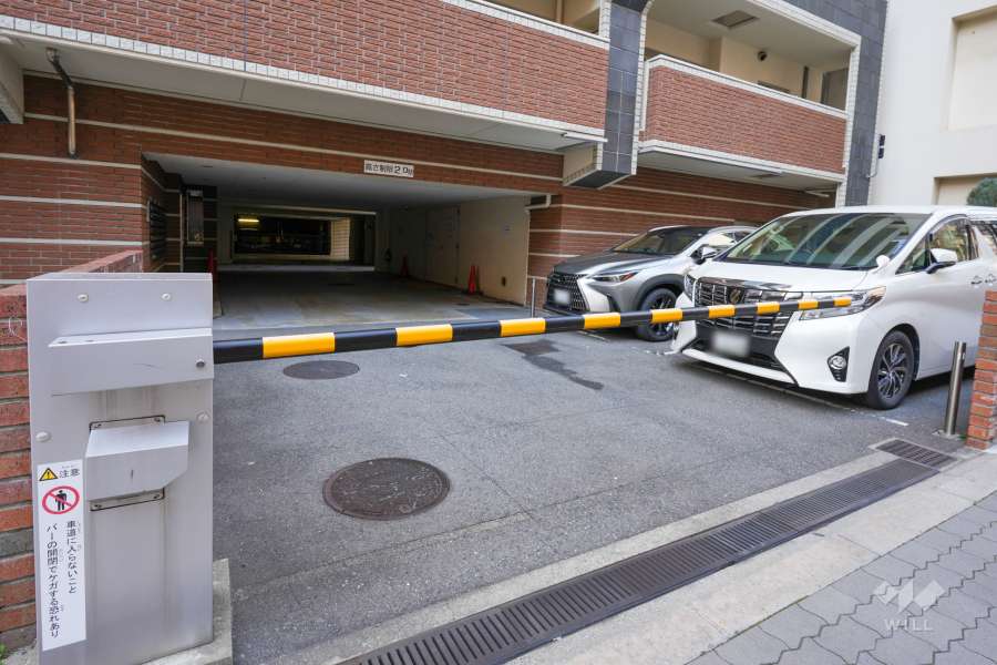 駐車場の出入り口（ゲート付き）