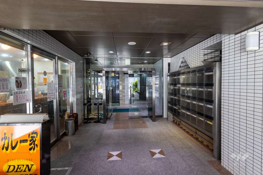 エントランスと共用ポスト