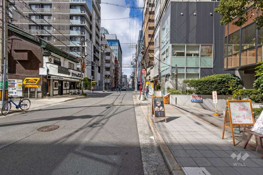 敷地の南側前面道路（東側から）