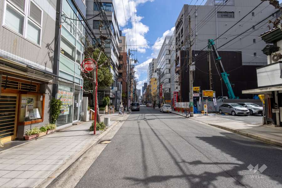 敷地の北側前面道路（西側から）