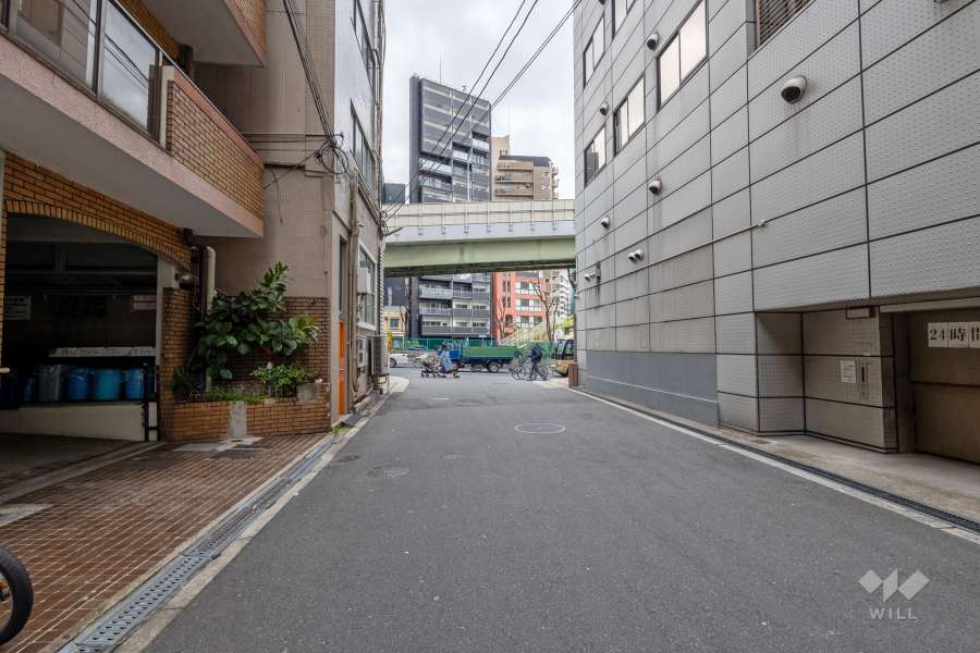 敷地西側の前面道路（北側から）