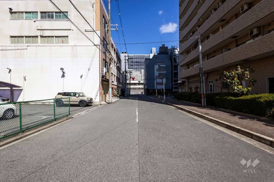 敷地西側の前面道路（南側から）