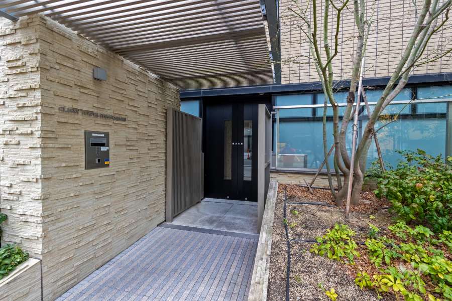 エントランスはオートロック付きです。