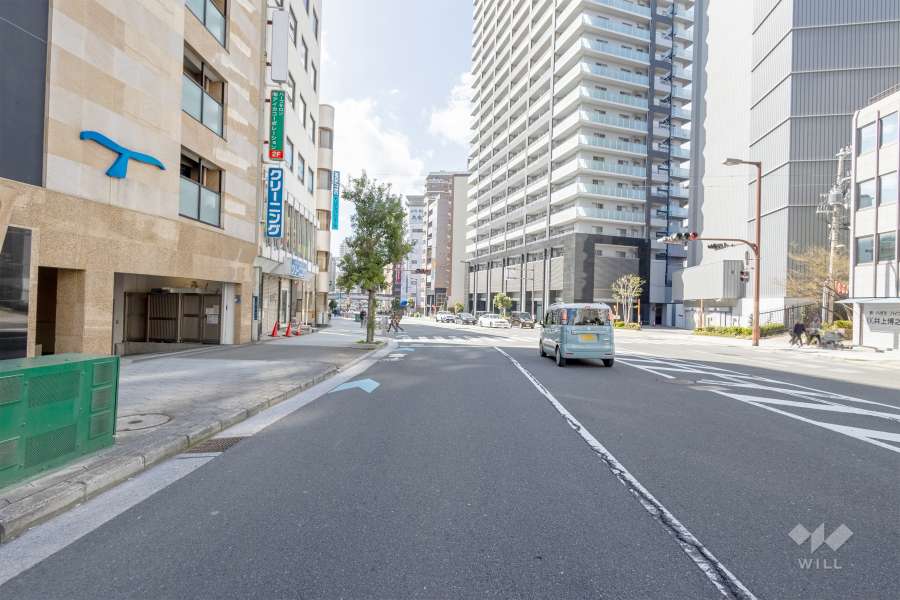 敷地北側の前面道路（東側から）