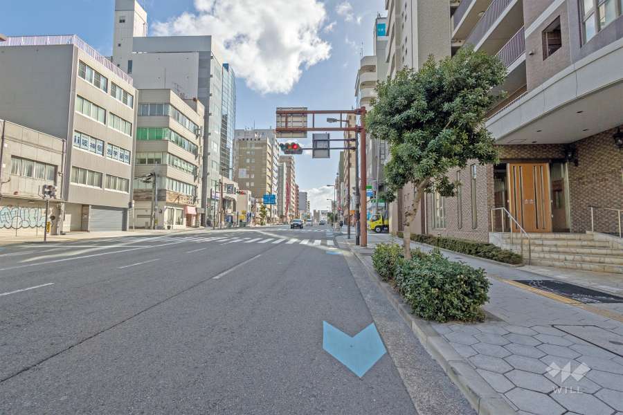 敷地の北側前面道路は長堀通です（西側から）。