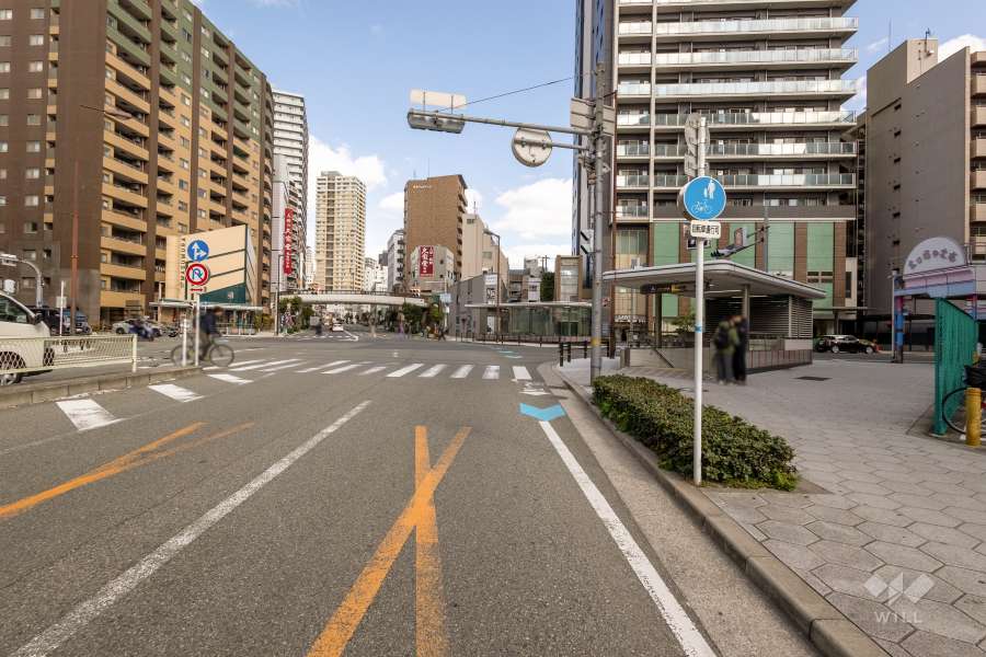 敷地北側の前面道路（西側から）